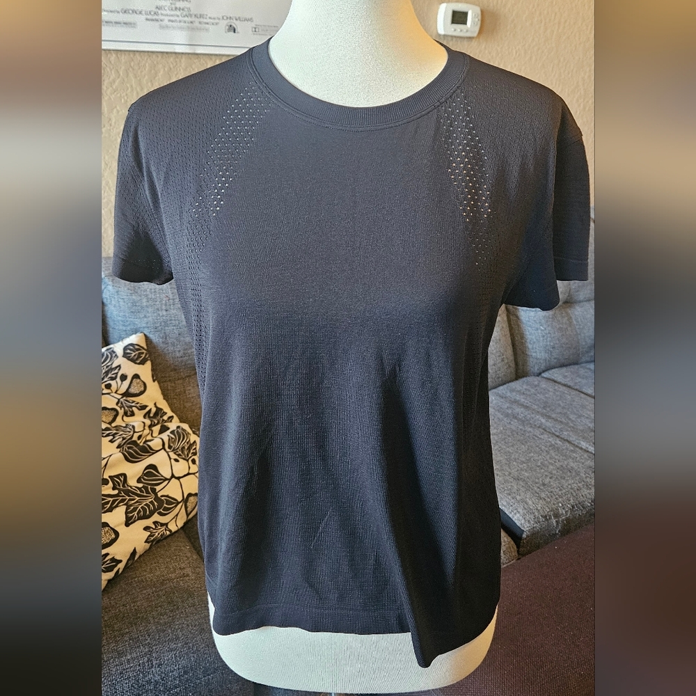 Lululemon Black Perferated Tee No Size Tag Size Meduim
